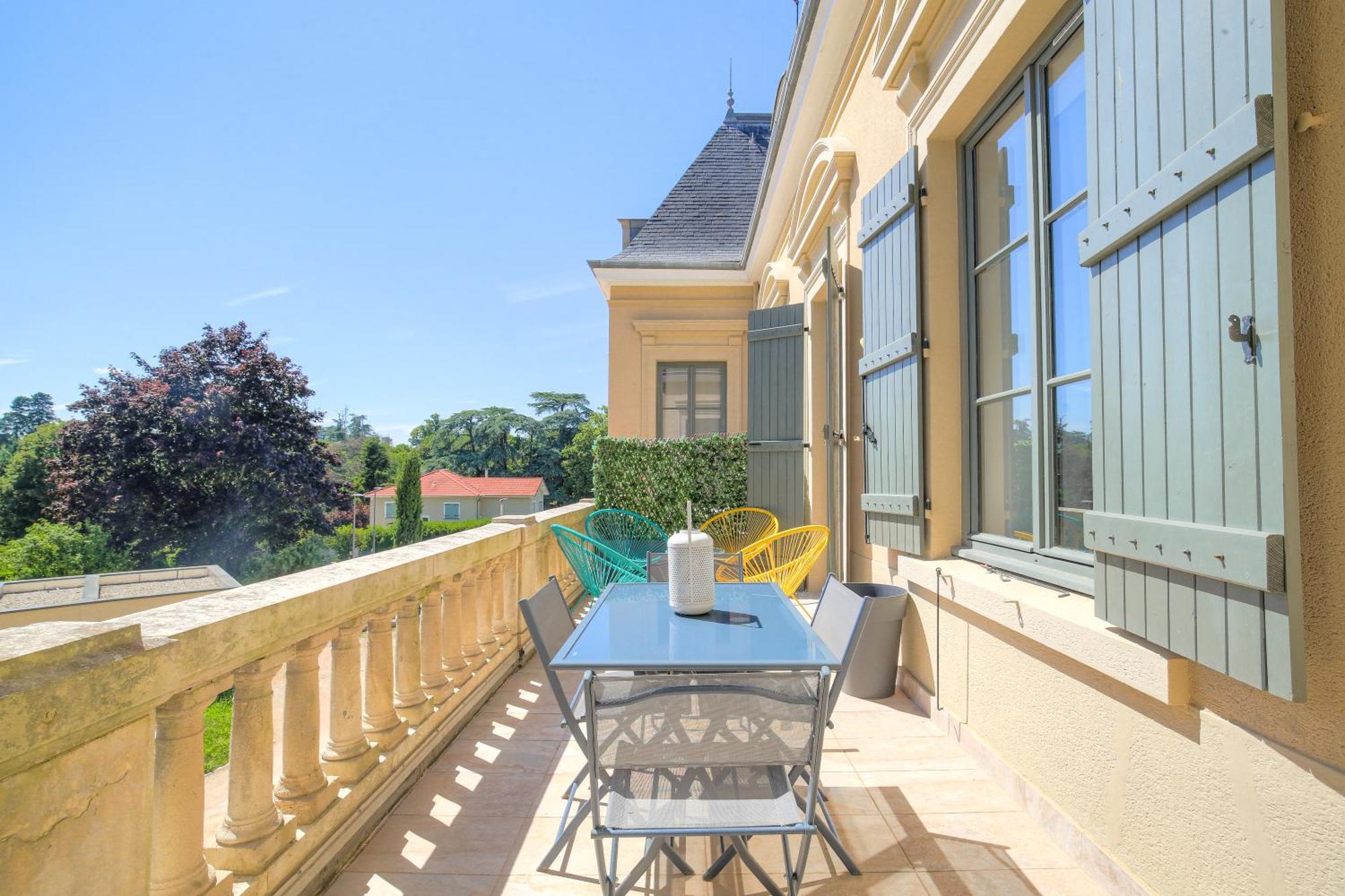 Chateau Ecully - Appartement 2 Chambres - Terrasse & Parking 외부 사진
