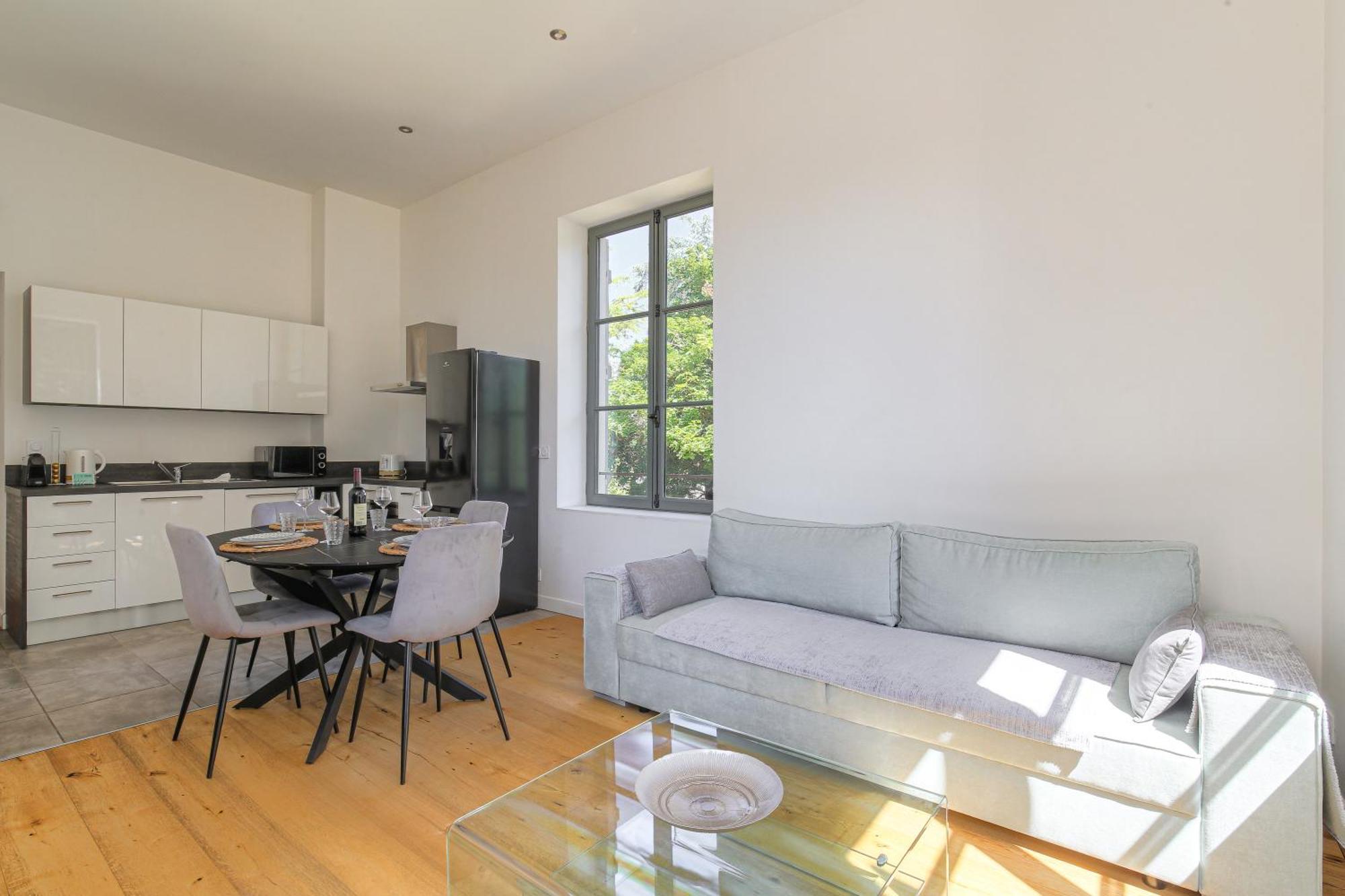 Chateau Ecully - Appartement 2 Chambres - Terrasse & Parking 외부 사진