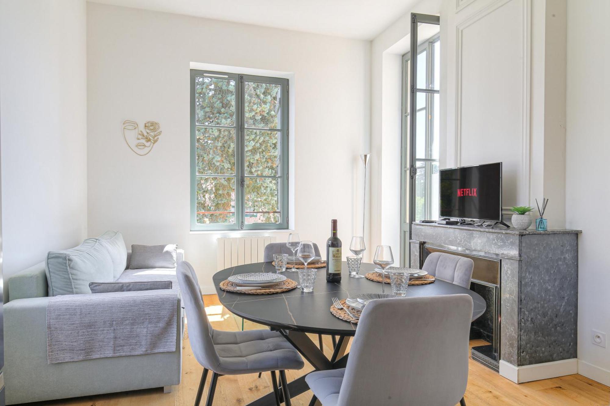 Chateau Ecully - Appartement 2 Chambres - Terrasse & Parking 외부 사진